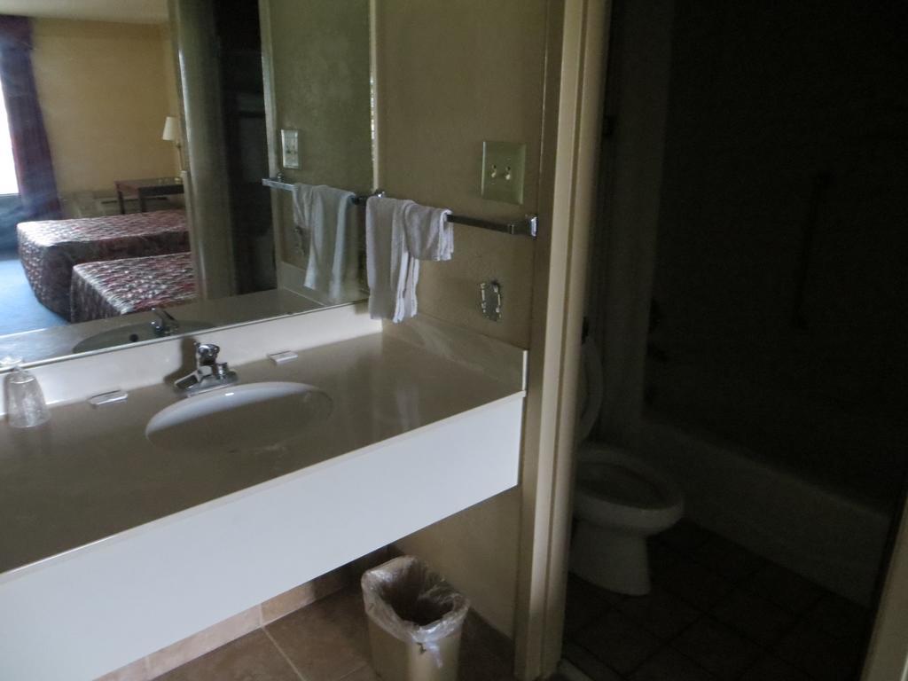 Budgetel Inn & Suites Macon Buitenkant foto