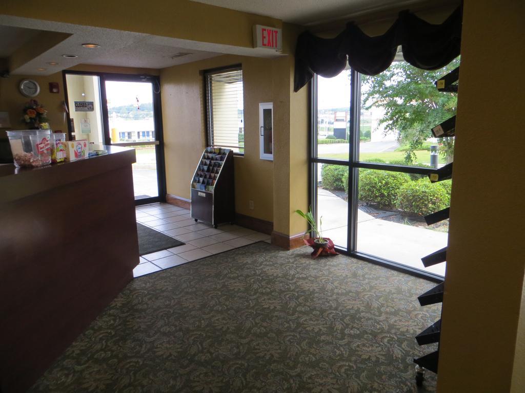 Budgetel Inn & Suites Macon Buitenkant foto