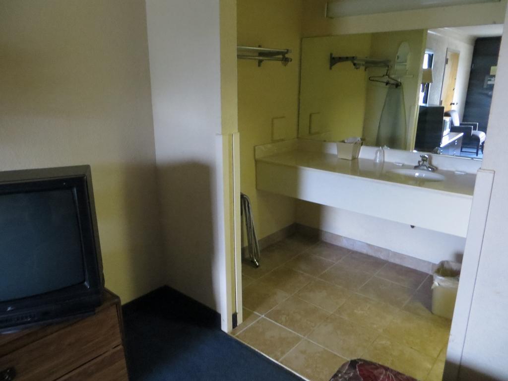 Budgetel Inn & Suites Macon Buitenkant foto