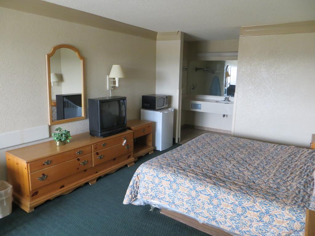 Budgetel Inn & Suites Macon Buitenkant foto